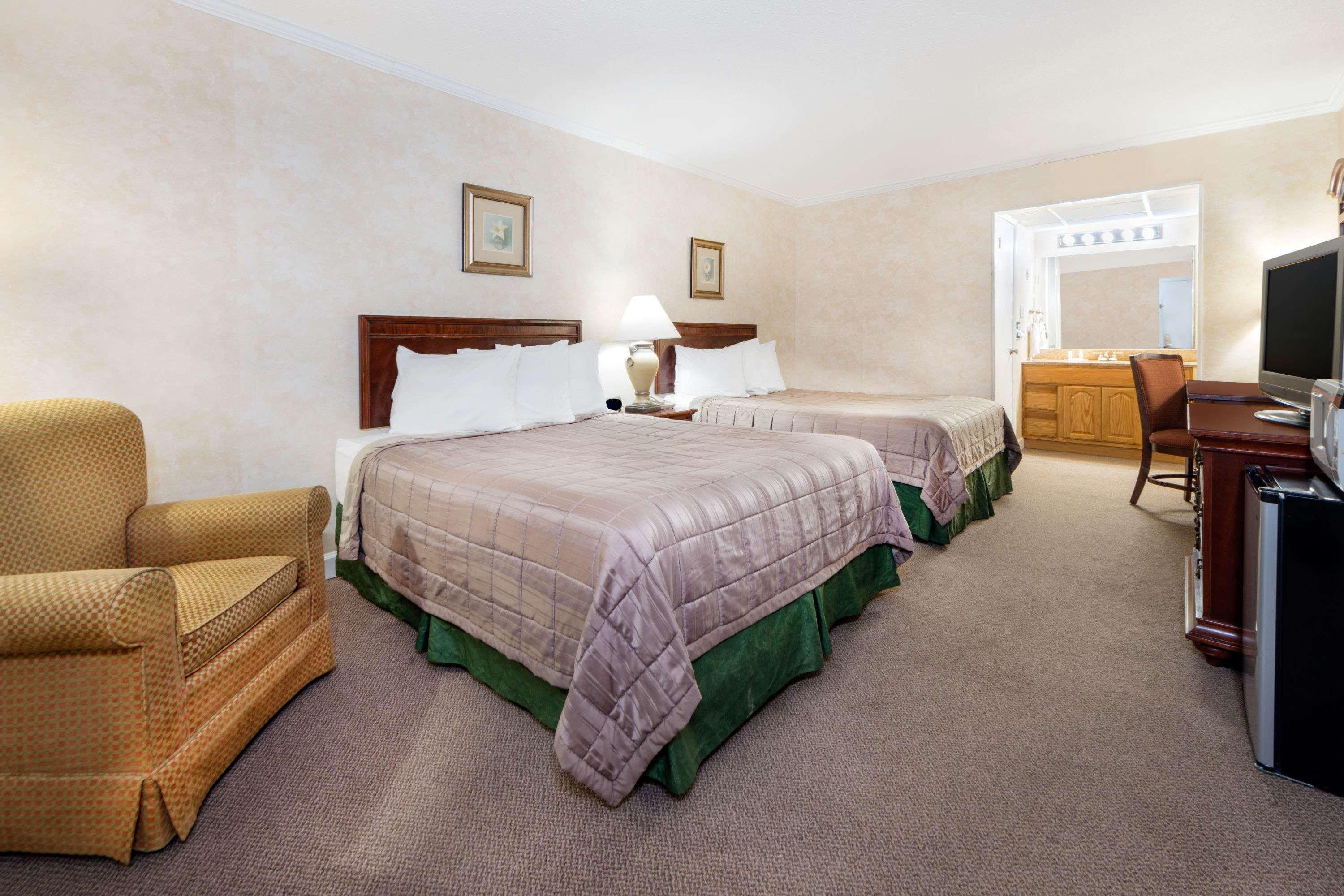 Howard Johnson By Wyndham Burlington Ngoại thất bức ảnh