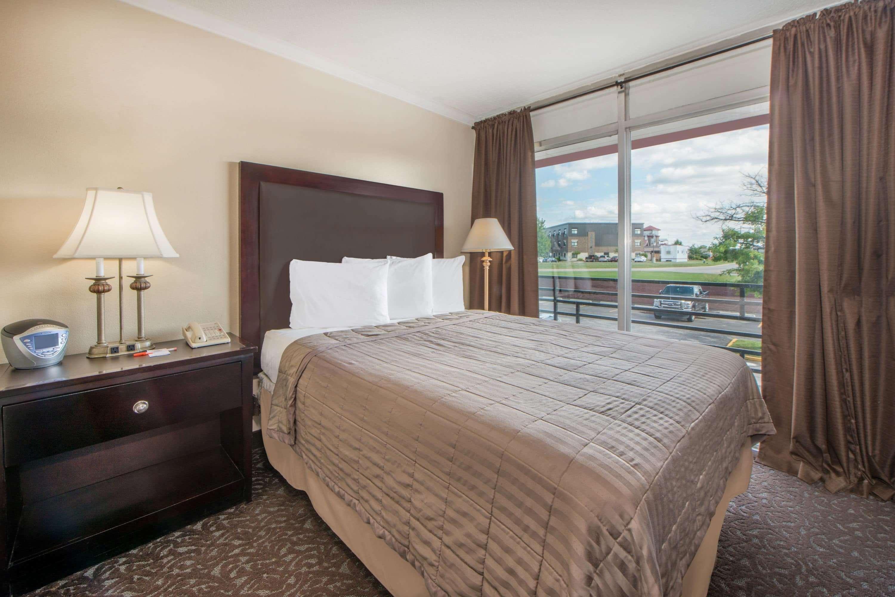 Howard Johnson By Wyndham Burlington Ngoại thất bức ảnh