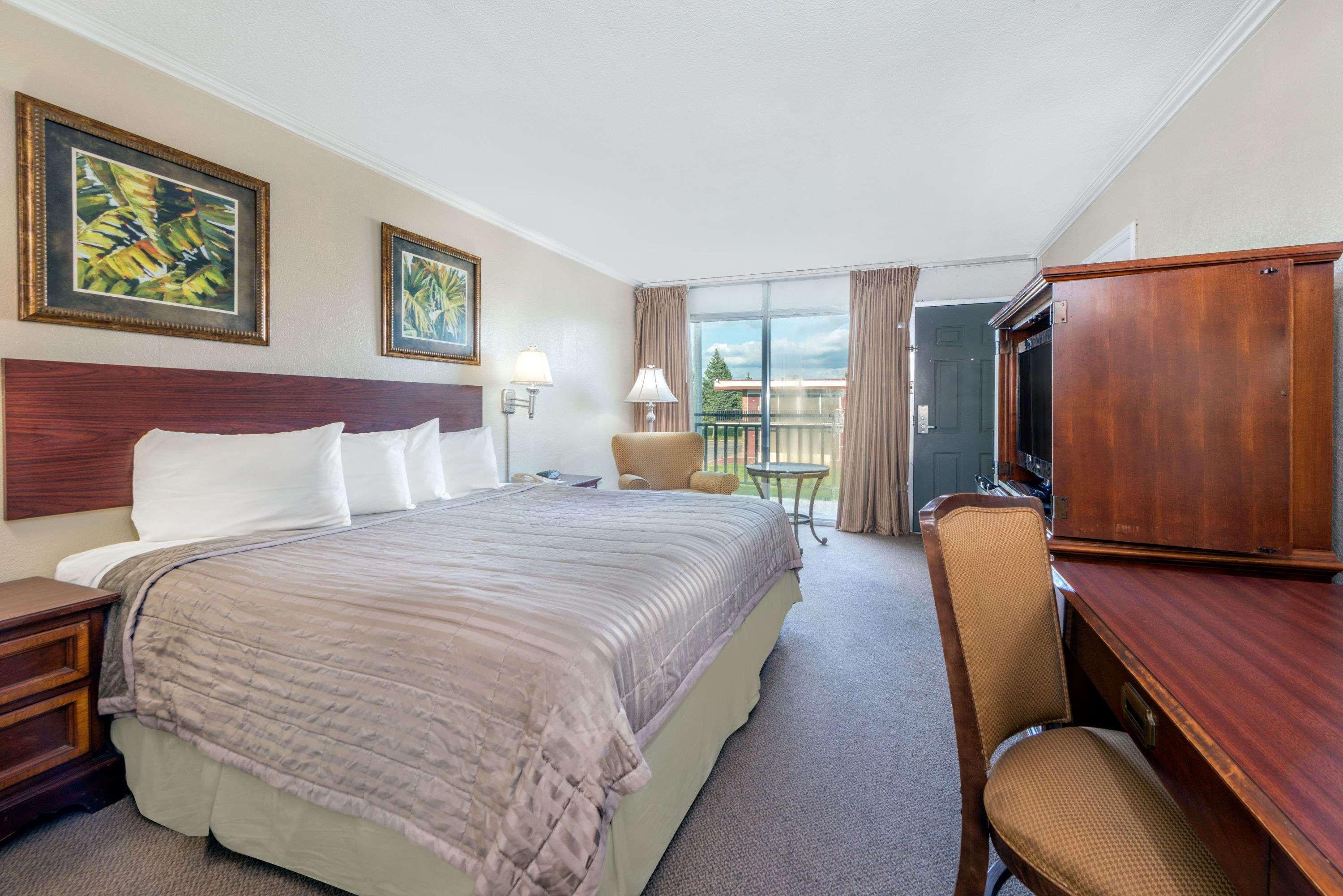Howard Johnson By Wyndham Burlington Ngoại thất bức ảnh
