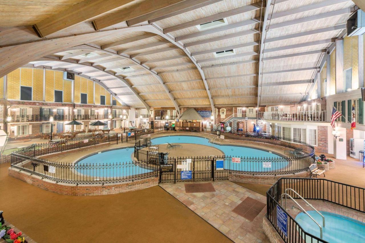 Howard Johnson By Wyndham Burlington Ngoại thất bức ảnh