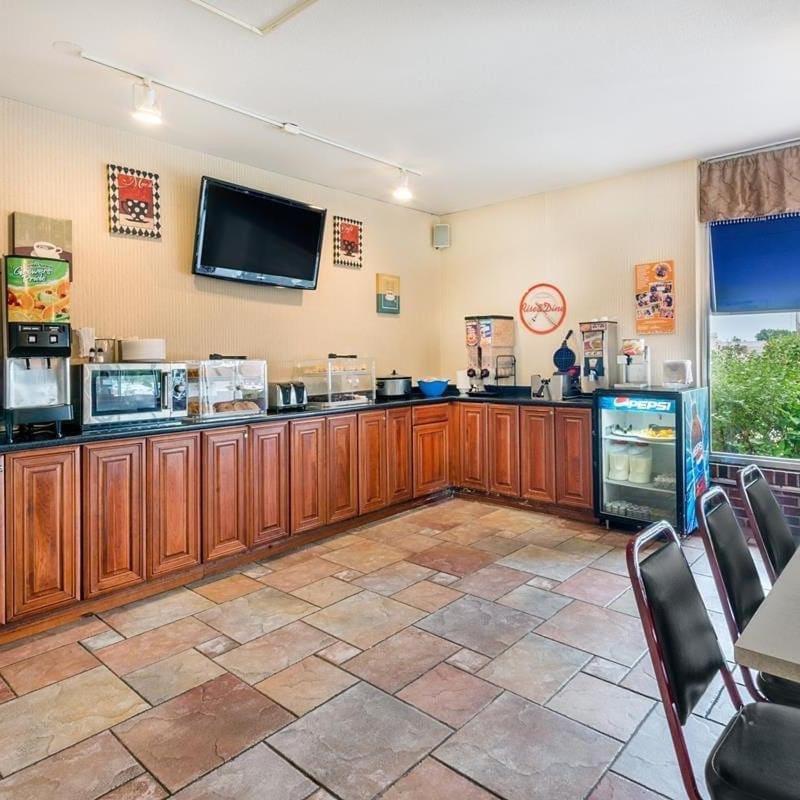 Howard Johnson By Wyndham Burlington Ngoại thất bức ảnh